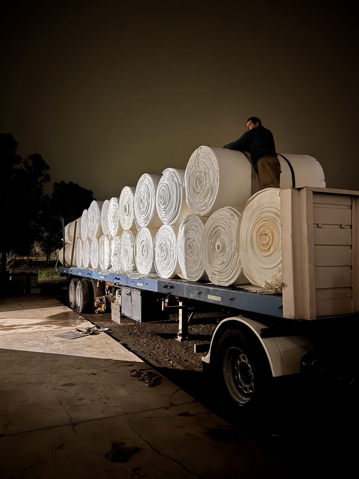 Rollos de espuma pelada (laminada) de Grupo EMU Espumas, listos para despacho, usados como relleno en telas matelaseadas